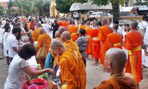 วันอาสาฬหบูชาทำบุญ ตักบาตร
